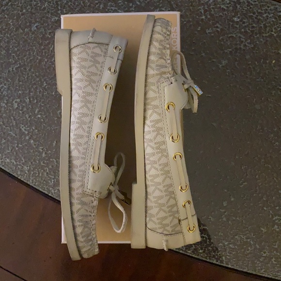 Michael Kors | MK signature | boat-slip on shoes | size 7 | cream - Picture 2 of 6